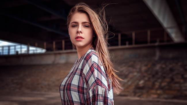 Обои картинки фото девушки, - брюнетки,  шатенки, брюнетка, женщины, на, открытом, воздухе, длинные, волосы, карие, глаза, загорелые, лицо, оливер, гиббс, клетчатая, рубашка, оглядываясь, через, плечо, открытый, рот, oliver, gibbs