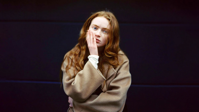 Обои картинки фото девушки, sadie sink, рыжая, пальто