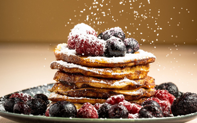 Обои картинки фото еда, блины,  оладьи, ягоды, сахарная, пудра