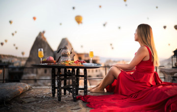 Картинка девушки -+блондинки +светловолосые блондинка платье балкон столик угощения воздушные шары