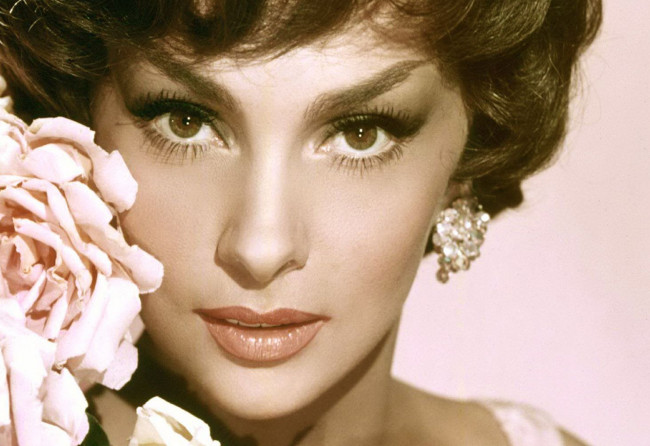 Обои картинки фото gina lollobrigida, девушки, gina, lollobrigida, лицо, модель, актриса, девушка, красотка, макияж, взгляд, цветы, сексуальная