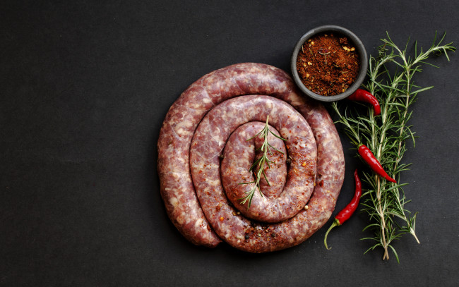 Обои картинки фото еда, колбасные изделия, острый, красный, перец, колбаса, розмарин