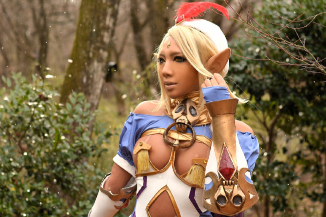 Обои картинки фото девушки, nonsummerjack, образ, косплей, наряд, костюм, перо, уши, лес