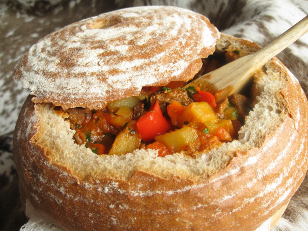 Обои картинки фото автор, varvarra, еда, вторые, блюда, картофель, кролик, салат, помидоры