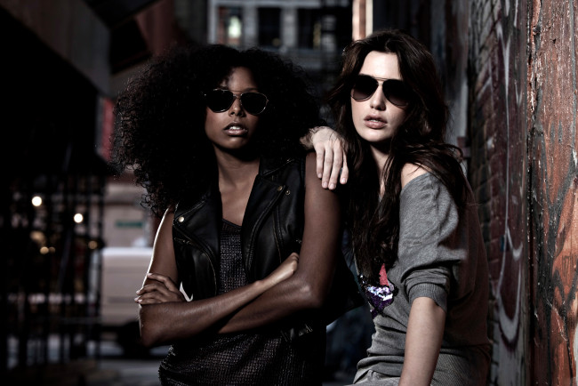 Обои картинки фото -Unsort Группа девушек, девушки, unsort, группа, девушек, очки