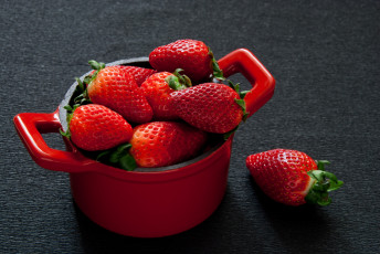 Картинка еда клубника земляника ягоды кастрюля