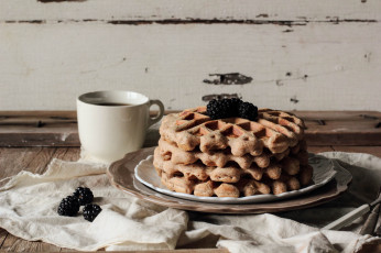 Картинка еда пирожные кексы печенье вафли ежевика натюрморт