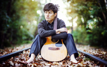 Картинка музыка -+другое рельсы сидит осень листья гитара парень