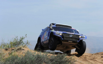 Картинка спорт авторалли dakar синий touareg volkswagen колеса внедорожник передок ралли rally день