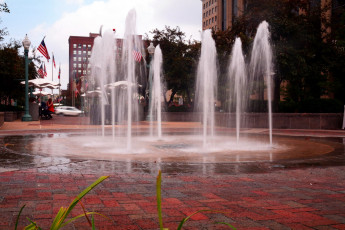 Картинка города -+фонтаны флаги