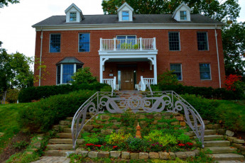 Картинка города -+здания +дома клумба двухэтажный