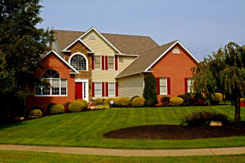 Картинка города -+здания +дома лужайка