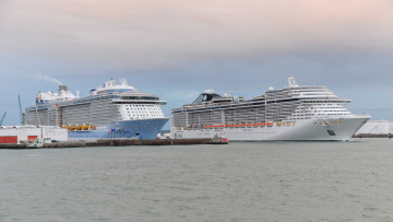 Картинка anthem+of+the+seas+&+msc+splendida корабли лайнеры причал круиз