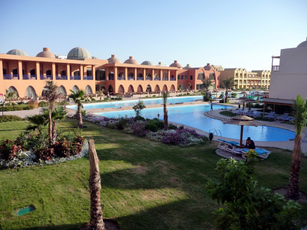 Обои картинки фото города, - другое, пальмы, бассейн, клумбы