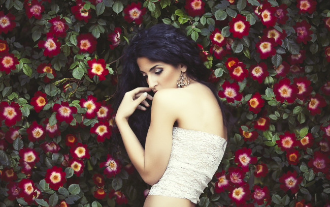 Обои картинки фото девушки, -unsort , брюнетки,  шатенки, девушка, поза, цветы