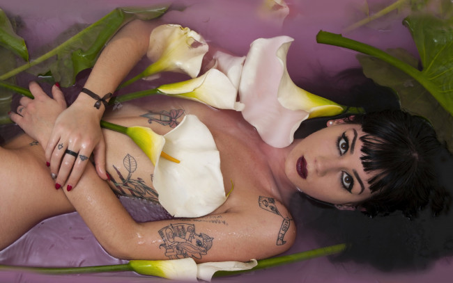 Обои картинки фото девушки, -unsort , брюнетки,  шатенки, вода, девушка, цветы