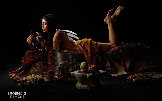 Обои картинки фото кино фильмы, da vinci`s demons, девушка, фрукты, взгляд