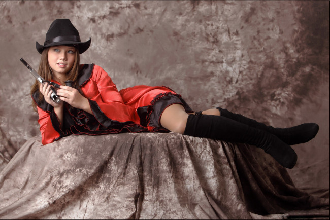 Обои картинки фото девушки, -unsort , девушки с оружием, трубка, пистолет, шляпа, девица