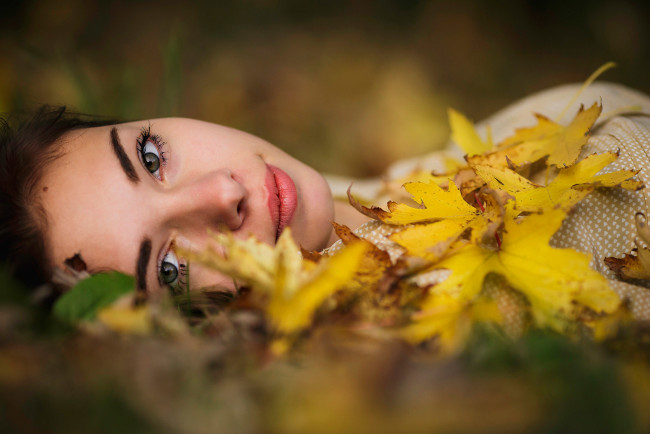 Обои картинки фото девушки, -unsort , лица,  портреты, осень, девушка, the, eyes, of, love, joan, le, jan, листья