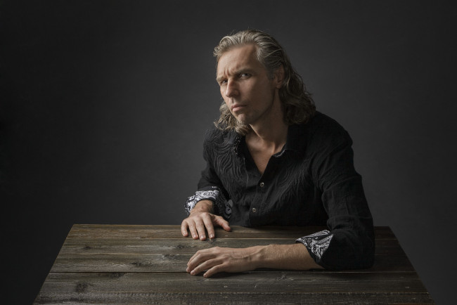 Обои картинки фото мужчины, - unsort, фон, взгляд, мужчина