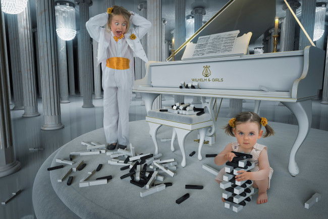 Обои картинки фото юмор и приколы, дети, девочки, клавиши, пианино