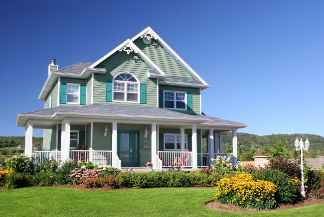 Обои картинки фото города, - здания,  дома, солнце, небо, фонарь, цветы, кусты, трава, газон, дизайн, особняк, дом, пейзаж