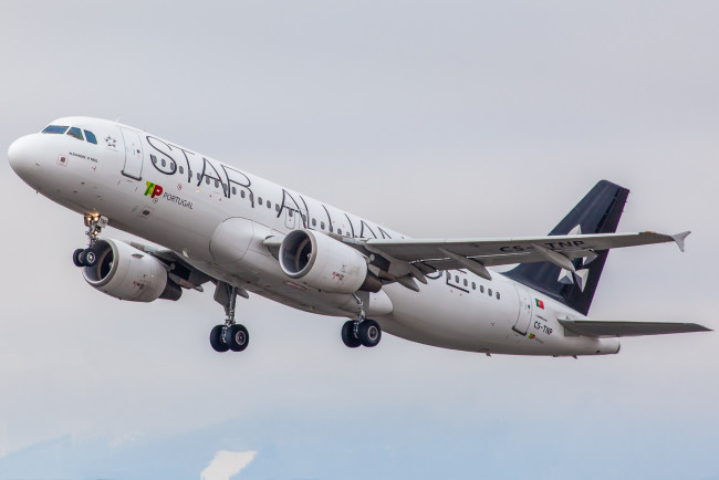 Обои картинки фото airbus a320-214, авиация, пассажирские самолёты, авиалайнер