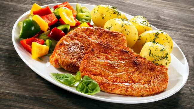 Обои картинки фото еда, мясные блюда, отбивная, перец, картошка, картофель