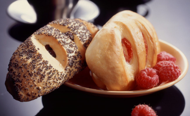 Обои картинки фото еда, хлеб,  выпечка, булки, тарелка, ягоды, малина