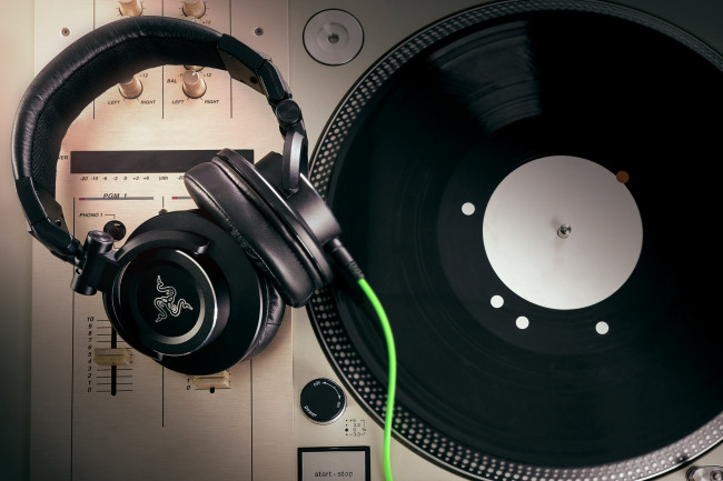 Обои картинки фото музыка, -другое, пластинка, наушники