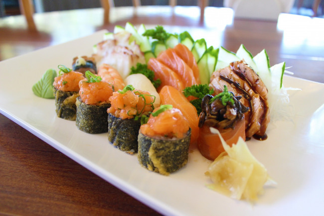 Обои картинки фото еда, рыба,  морепродукты,  суши,  роллы, снедь