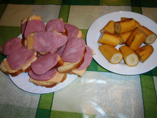 Обои картинки фото еда, бутерброды,  гамбургеры,  канапе, колбаса, хлеб, бананы, сыр