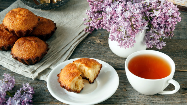 Обои картинки фото еда, пирожные,  кексы,  печенье, сирень, чай, кексы