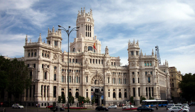 Обои картинки фото города, мадрид , испания, дорога, флаги, здание