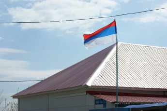 обоя это не фотошоп, юмор и приколы, флаг, дом, небо, облака