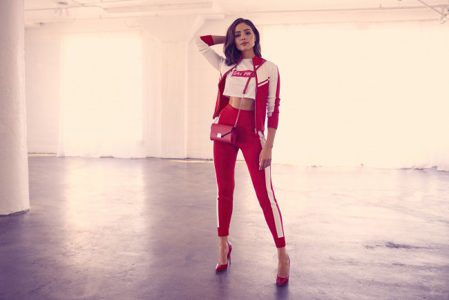 Обои картинки фото девушки, olivia culpo, шатенка, костюм, сумка, каблуки