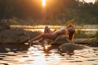 Картинка бестия девушки -+брюнетки +шатенки девушка женщина шатенка темноволосая сексуальная модель звезда позирует разная обувь верхняя стильная одежда нижнее эротическое бельё трусы лифчик колготки чулки аксессуары макияж и множество элементов на фотографии