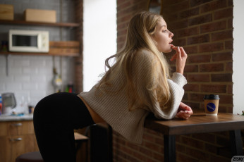 Картинка бестия девушки -+блондинки +светловолосые девушка женщина блондинка светловолосая сексуальная модель звезда позирует разная обувь верхняя стильная одежда нижнее эротическое бельё трусы лифчик колготки чулки аксессуары макияж и множество элементов на фотографии