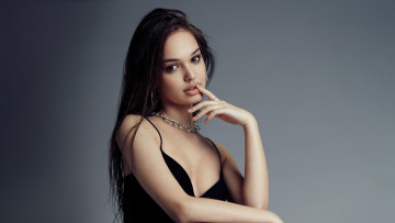 Картинка девушки -+брюнетки +шатенки эвелина сидя на стуле смотрит зрителя