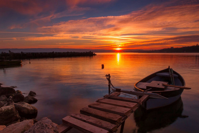 Обои картинки фото корабли, лодки,  шлюпки, озеро, камни, лодка, закат