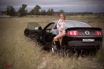 Картинка автомобили -авто+с+девушками надежда яустова nika men прозрачная одежда голые плечи форд мустанг взгляд вдаль сухая трава ford mustang s197 автомобиль
