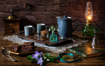 Картинка еда натюрморт кофемолка сахар пирожные колокольчик