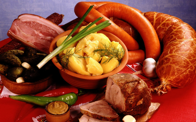 Обои картинки фото еда, колбасные изделия, картофель, огурцы, колбаса, перец
