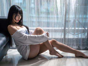 Картинка девушки -+азиатки брюнетка свитер пол диван окно