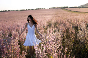 Картинка девушки -+брюнетки +шатенки шатенка платье поле