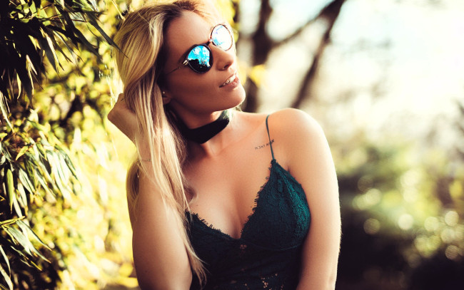 Обои картинки фото девушки, - блондинки,  светловолосые, блондинка, очки, наряд, деревья