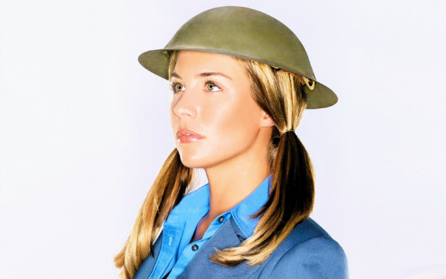 Обои картинки фото девушки, gemma atkinson, лицо, каска, блондинка, хвостики, рубашка