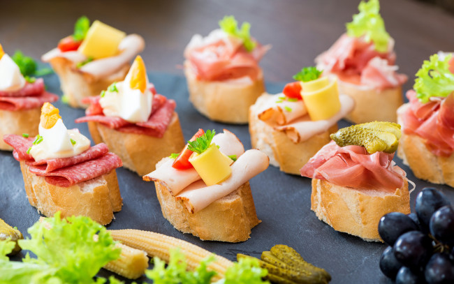 Обои картинки фото еда, бутерброды,  гамбургеры,  канапе, багет, канапе, сыр, колбаса, ветчина, кукуруза