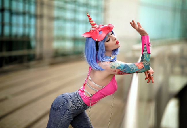 Обои картинки фото девушки, - креатив,  косплей, образ, косплей, маска, единорог, топ, тату, джинсы