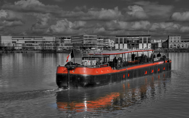 Обои картинки фото корабли, другое, дома, вода, флаг